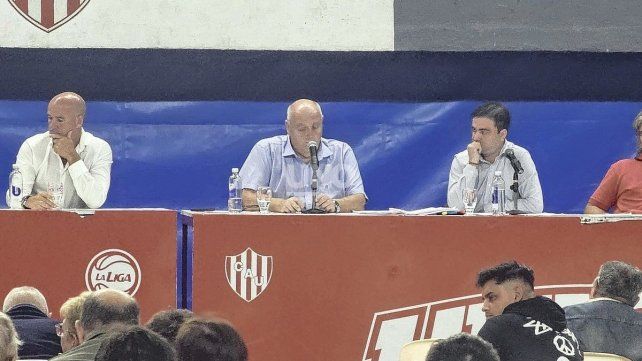 La dirigencia de Unión acelera en el mercado de pases para conformar un plantel competitivo.