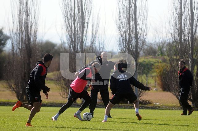 Paolo Montero dando sus primeras indicaciones como entrenador sabalero en lo que fue su primera práctica al mando del plantel en el predio.&nbsp;