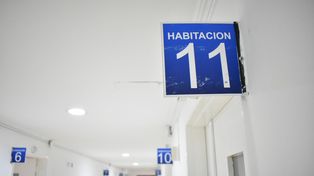 Los pasillos reacondicionados del viejo edificio del hospital Iturraspe
