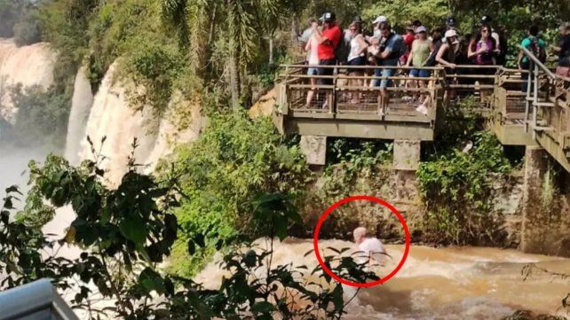 Una imagen captada de la caída del turista en las cataratas.