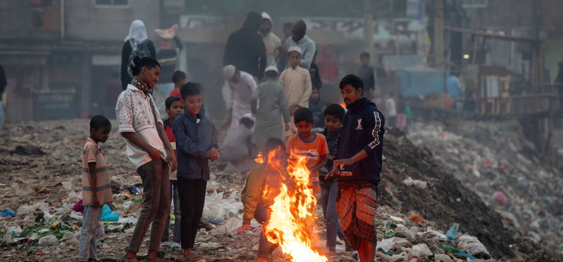 Un grupo de niños se calientan encendiendo hogueras en la calle para escapar del frío, Dhaka, Bangladesh. Fotografía: Md Rakibul Hasan Rafiu/Zuma Press Wire/Rex/Shutterstock Un grupo de niños se calientan encendiendo hogueras en la calle para escapar del frío, Dhaka, Bangladesh. Fotografía: Md Rakibul Hasan Rafiu/Zuma Press Wire/Rex/Shutterstock