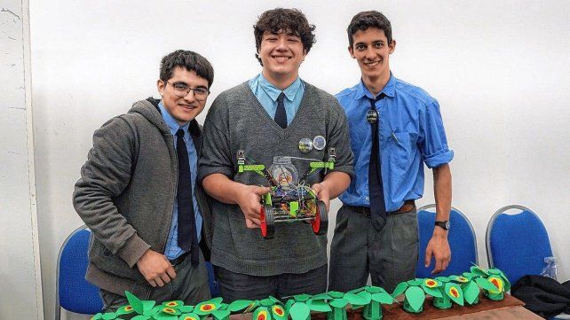 Estudiantes de La Paz presentan un robot con inteligencia artificial para detectar plantas enfermas.