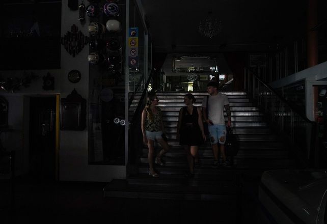 Las galerías se oscurecieron debido a la falta de electricidad.