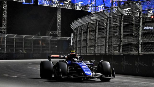El Williams de Franco Colapinto gira en la noche de Las Vegas. Un GP con temperatura muy baja para la Fórmula 1.
