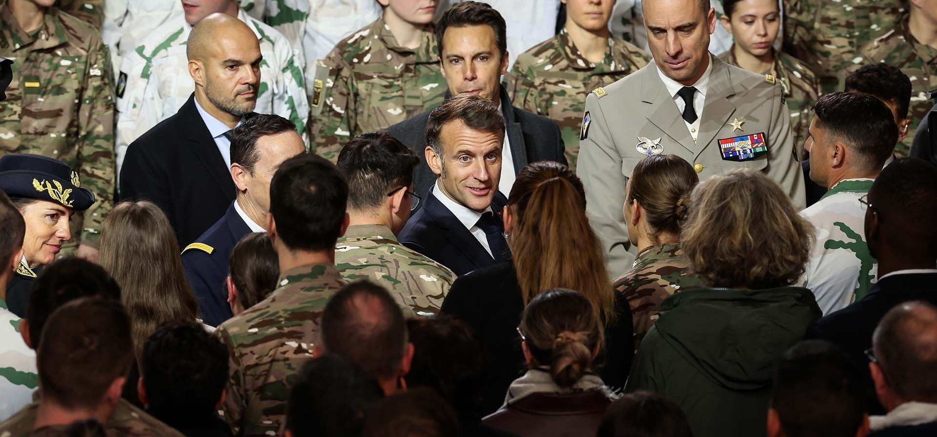 El presidente de Francia, Emmanuel Macron, se reúne con miembros del ejército tras presentar el nuevo servicio militar nacional en la base militar de Varces, en los Alpes franceses, el jueves 27 de noviembre de 2025. (Foto AP/Thomas Padilla, Pool) El presidente de Francia, Emmanuel Macron, se reúne con miembros del ejército tras presentar el nuevo servicio militar nacional en la base militar de Varces, en los Alpes franceses, el jueves 27 de noviembre de 2025. (Foto AP/Thomas Padilla, Pool)