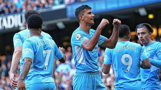 Manchester City goleó a Newcastle 5-0 y le sacó tres puntos de ventaja a Liverpool.