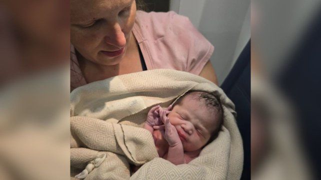 Brielle Renee Blair en brazos de su madre