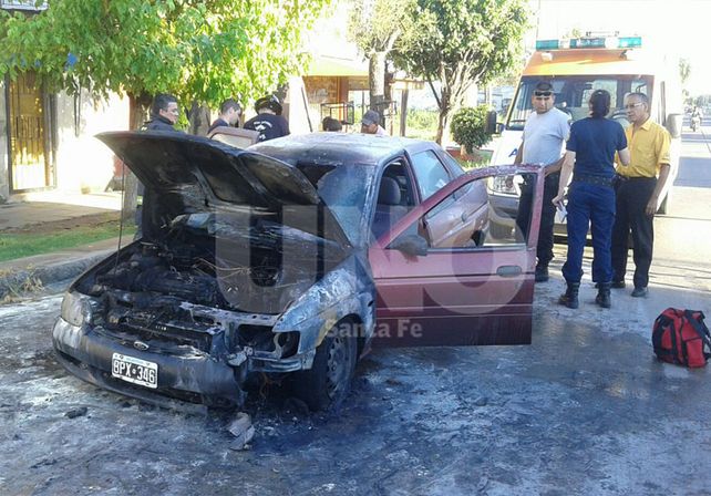 Iba camino a su trabajo cuando su auto sufrió un desperfecto y se prendió fuego