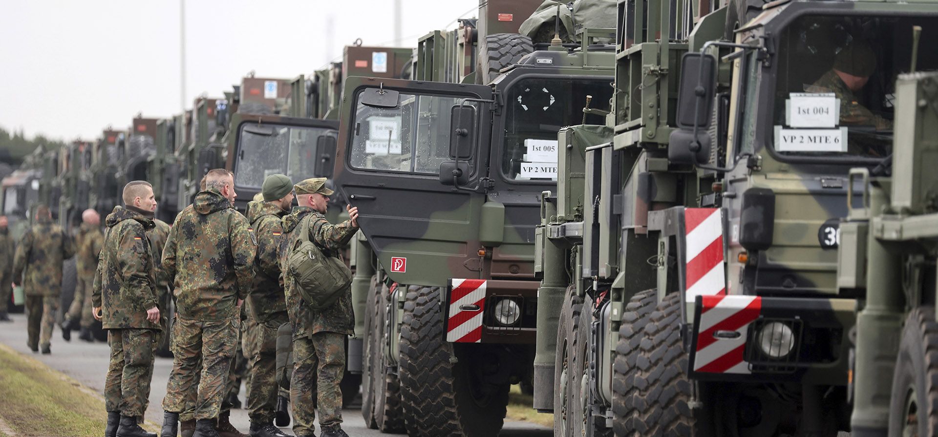 Air Defense Missile Group 24 comienza a mover los dos primeros de los tres escuadrones de misiles de defensa aérea Patriot comprometidos de Alemania a Polonia en Gnoien, Alemania, el lunes 23 de enero de 2023. Los sistemas de defensa aérea se moverán a posiciones operativas en las cercanías del ciudad de Zamosc en el sureste de Polonia. (Bernd Wüstneck/dpa vía AP)