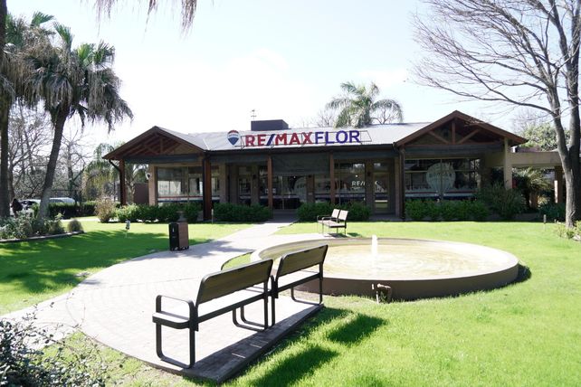 Cuatro locales ocupan las oficinas de Remax Flor en Estación Funes.