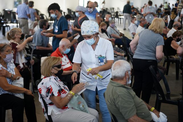 Campaña masiva en la ex rural En los amplios galpones de Oroño y 27 de Febrero se concentró el mayor número de vacunados de la ciudad.&nbsp;