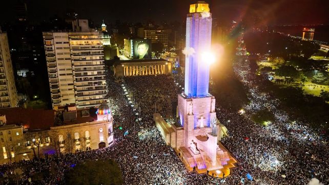 Una multitud se congregó en el Monumento para festejar el triunfo de Argentina ante Inglaterra