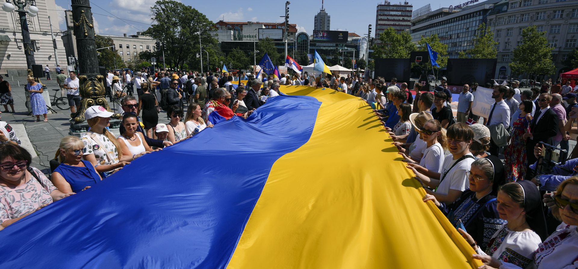 La gente sostiene una bandera ucraniana gigante durante una manifestación para conmemorar el 32º aniversario de la independencia de Ucrania, en Belgrado, Serbia, el jueves 24 de agosto de 2023. (Foto AP/Darko Vojinovic) La gente sostiene una bandera ucraniana gigante durante una manifestación para conmemorar el 32º aniversario de la independencia de Ucrania, en Belgrado, Serbia, el jueves 24 de agosto de 2023. (Foto AP/Darko Vojinovic)