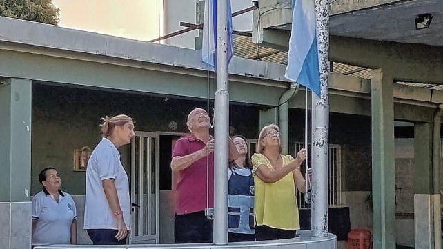 Ana y Héctor Casco recibieron el reconocimiento de la comunidad educativa de Nuestra Señora de Luján por su servicio como kiosqueros del barrio