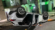 Fuerte choque contra un auto estacionado y vuelco: una mujer herida