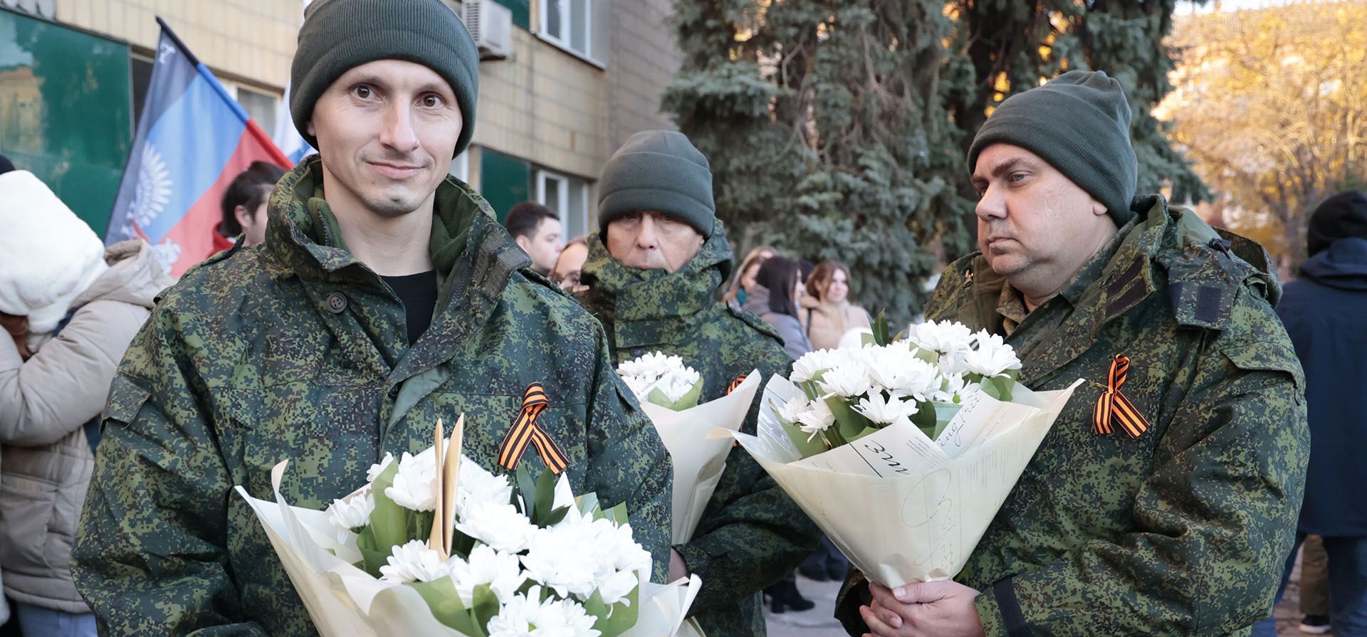 Dos soldados liberados sostienen ramos de flores durante una reunión después del intercambio de militares de la República Popular de Donetsk y la República Popular de Lugansk, este de Ucrania, el martes 1 de noviembre de 2022. Rusia y Ucrania realizaron un canje de prisioneros, que se llevó a cabo según la fórmula "50 a 50".