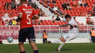 Una joyita. Gran cierre de año de Moreno, con este pase genial a Gabrielli para el empate ante Independiente.