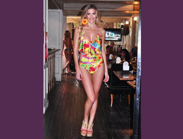 Bailarinas de Tinelli y azafatas de Kaczka juntas en un desfile