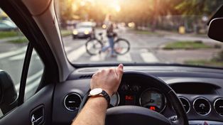 La seguridad vial implica, entre ortros puntos, que se respete a peatones y ciclistas, entre otros.