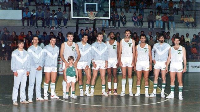 Posan los jugadores del Verde. El eslogan Rumbo a la A los acompañó todo el certamen.