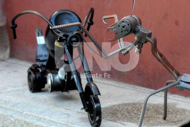 Un santafesino que fabrica objetos artesanales con lo que otros desechan