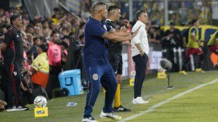 Jorge Almirón estuvo muy activo ante River, pero no se dio vuelta para mirar el banco y solo metió a Gaspar Duarte por Enzo Copetti en el entretiempo.&nbsp;