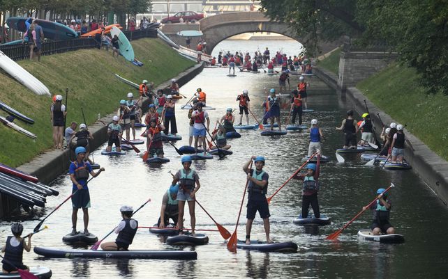 Decenas de aficionados al paddle surf conducen sus tablas de SUP en el centro de San Petersburgo