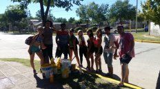 Alumnos de un colegio de Melincué, pintaron cordones de una calle del pueblo para poder costearse la graduación Alumnos de un colegio de Melincué, pintaron cordones de una calle del pueblo para poder costearse la graduación
