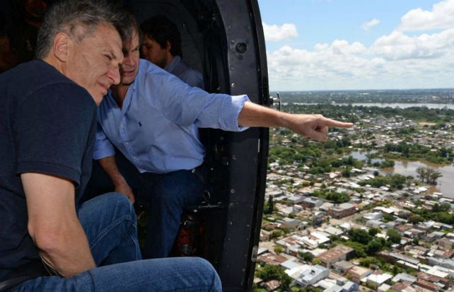 Macri sobrevuela la zona inundada de Concordia junto al gobernador de Entre Ríos