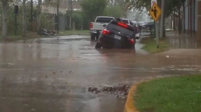 Bajo el agua: las intensas lluvias dejan múltiples barrios inundados en Roldán