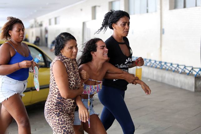 La mamá de la nena fallecida es contenida por otras mujeres en el hospital.&nbsp;