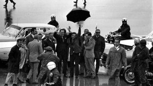 Juan Domingo Perón regresa del exilio a Ezeiza. José Ignacio Rucci con el paraguas en medio de una multitud que fue a recibir al líder.&nbsp;