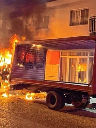 Investigan si fue intencional el incendio de un camión estacionado