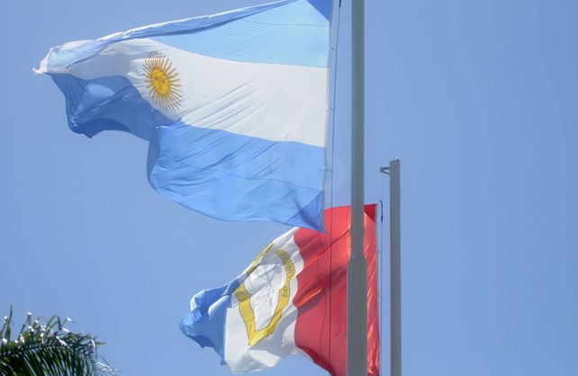 Las banderas de los m&aacute;stiles de la Plaza de Mayo en Santa Fe&nbsp;