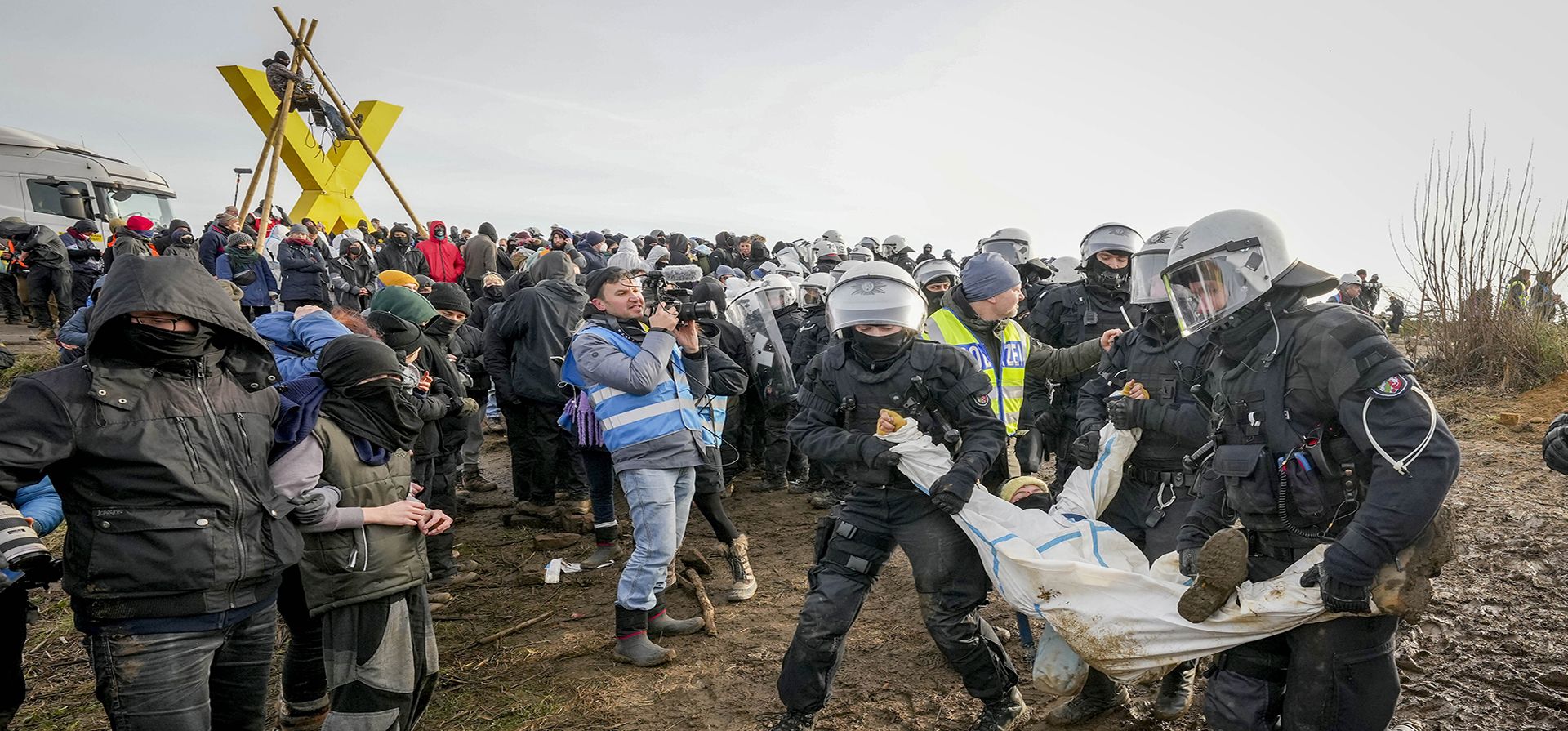 Oficiales de policía llevan a un manifestante para despejar una carretera en el pueblo de Luetzerath cerca de Erkelenz, Alemania, el martes 10 de enero de 2023. El pueblo de Luetzerath está ocupado por activistas climáticos que luchan contra la demolición del pueblo para expandir la mina de carbón de lignito Garzweiler cerca la frontera holandesa. (Foto AP/Michael Probst)