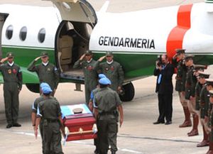 Llegaron la pa&iacute;s los restos del gendarme muerto por el sismo en Hait&iacute;