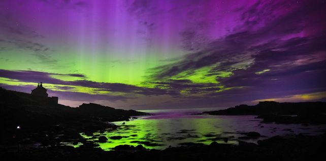 Las auroras boreales, llenan el cielo sobre la Casa de Baños de Howick, Northumberland, Reino Unido.