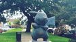 Pikachu en un pedestal. La locura por Pokémon invandió el mundo.