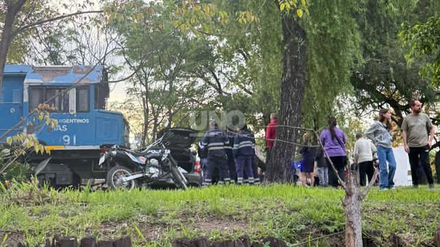 Salto salvador. La conductora del vehículo logró salir ilesa al saltar del auto antes del choque.