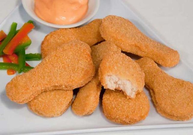 Alertan a consumidores por “muslitos congelados formados a base de pollo rebozado”, marca Coto