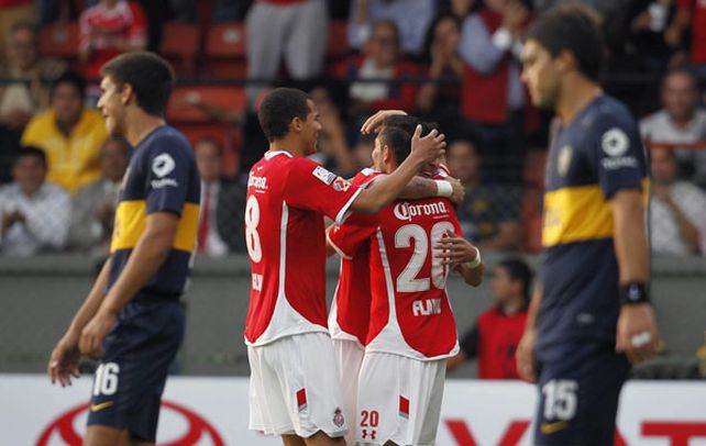 No levanta cabeza. Los jugadores de Toluca celebran un gol y los de Boca parecen no encontrar respuestas. El equipo de Bianchi volvió a ser una sombra.