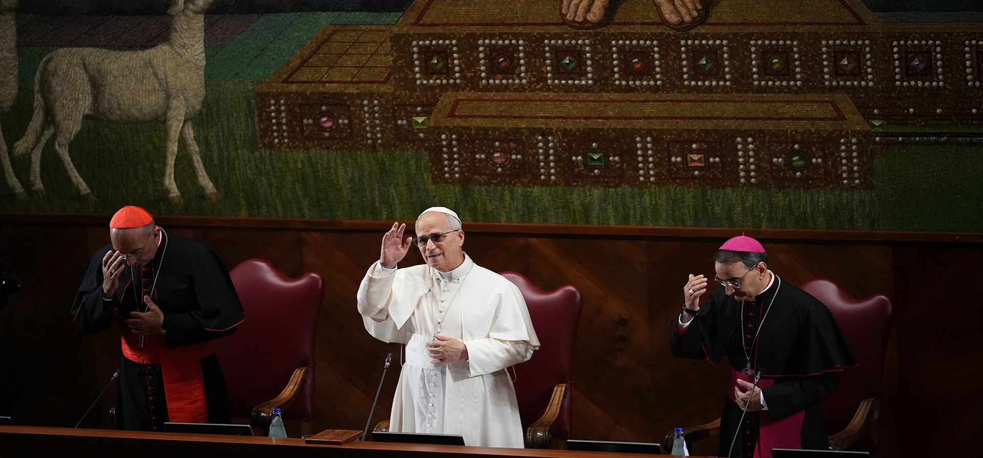 El papa León XIV, flanqueado por el cardenal Baldassare Reina (izquierda) y por Alfonso Amarante, rector magnífico de la Pontificia Universidad Lateranense, durante una oración con motivo de su visita para la apertura del año académico, en Roma, el viernes 14 de noviembre de 2025. (Foto AP/Alessandra Tarantino) El papa León XIV, flanqueado por el cardenal Baldassare Reina (izquierda) y por Alfonso Amarante, rector magnífico de la Pontificia Universidad Lateranense, durante una oración con motivo de su visita para la apertura del año académico, en Roma, el viernes 14 de noviembre de 2025. (Foto AP/Alessandra Tarantino)