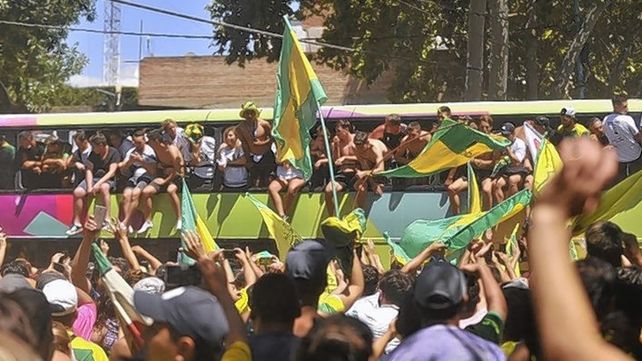 Defensa y Justicia fue recibido por una multitud en Florencio Varela.&nbsp;