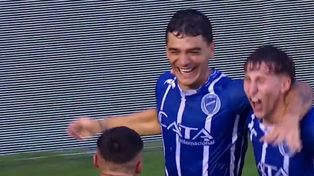 Luca Martínez Dupuy celebra el segundo gol de Godoy Cruz. En la primera fecha jugó para Central.