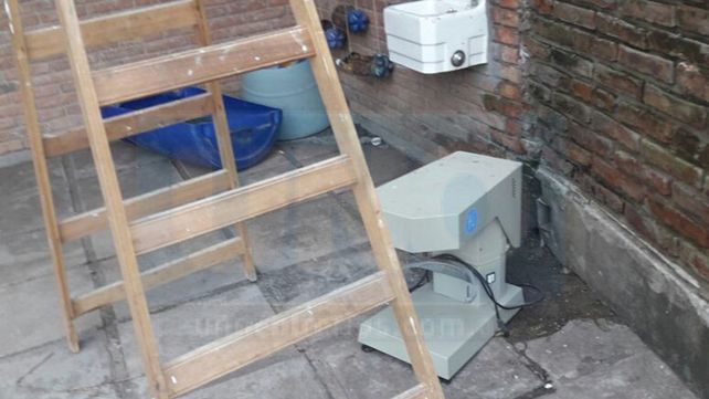 No tuvieron tiempo. En un patio habían dejado para llevarse otros elementos de la escuela.