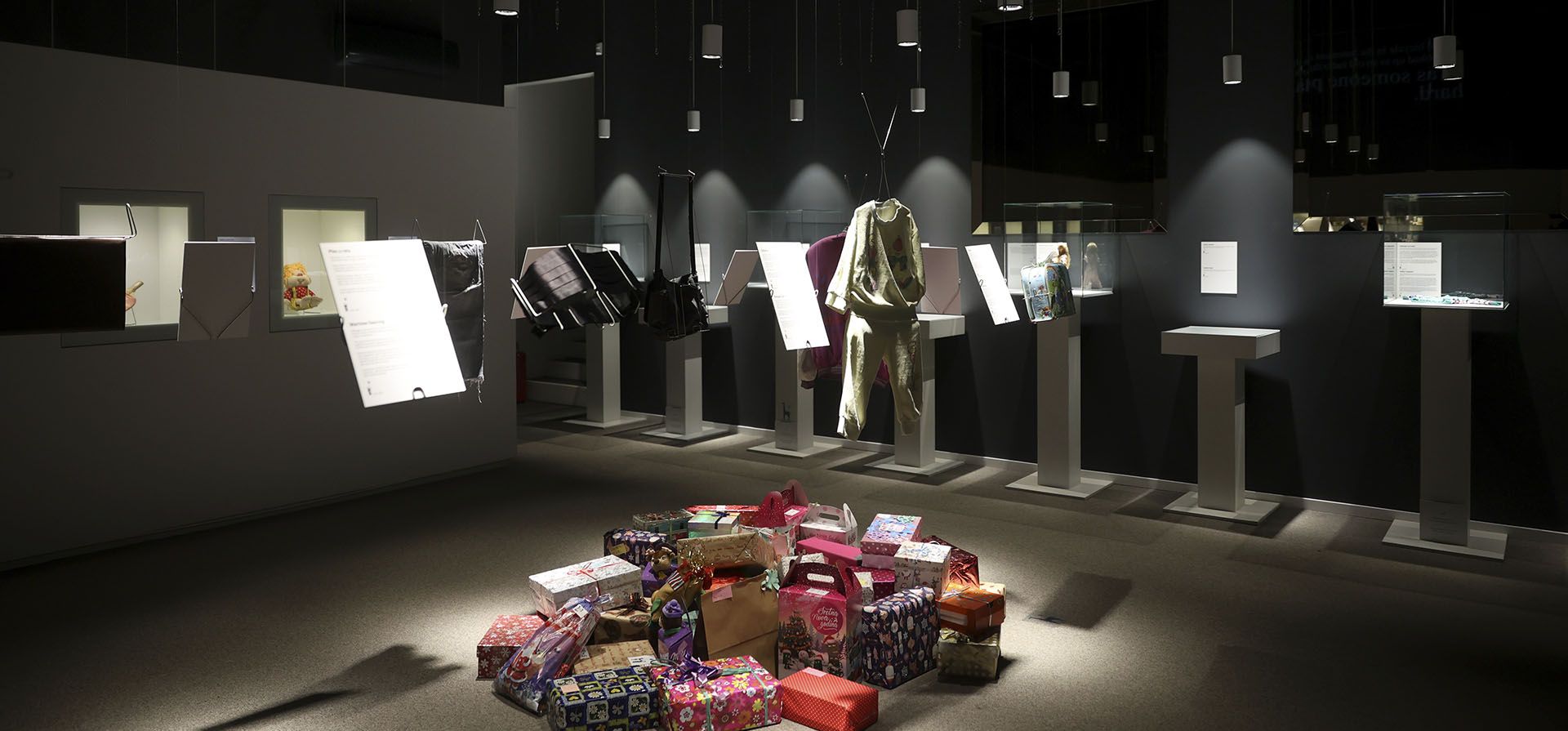 Regalos navideños para niños en exhibición en Ucrania preparados por niños bosnios en el Museo de la Infancia de la Guerra en Sarajevo, Bosnia, el miércoles 21 de diciembre de 2022.