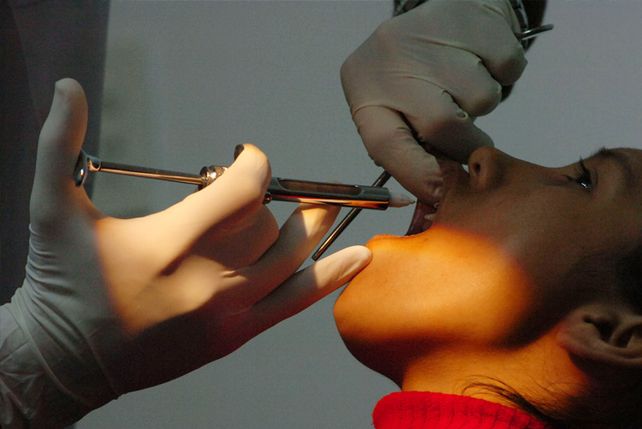 La consulta clínica.  Los chicos con esta patología requieren de una atención permanente a nivel del cuidado oral.