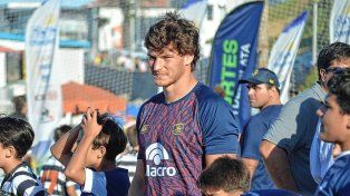 El santafesino Manuel Bernstein en Mar del Plata con el plantel de Pampas.