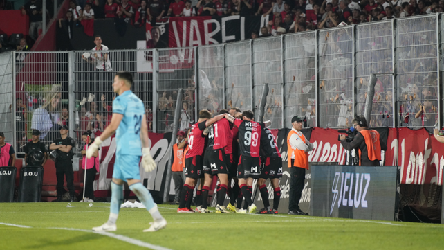 Los futbolistas de Newell’s celebran el gol de Saúl Salcedo de cabeza