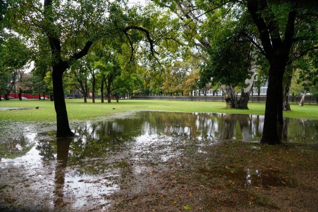 Un sector del parque de la Independencia quedó anegado el sábado 28 de marzo de 2026 debido a la lluvia.